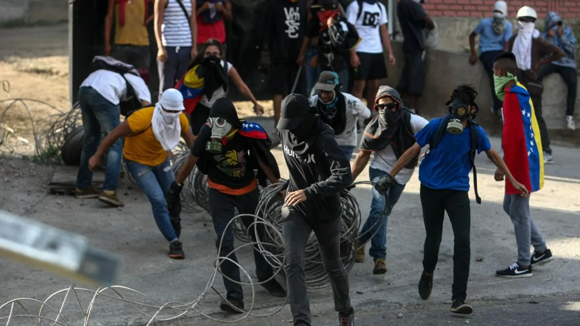 Venezolanos participan en una manifestación contra el Gobierno venezolano en Caracas (Venezuela)