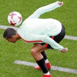 Cristiano Ronaldo hace malabarismos con el balón en el entrenamiento de ayer de Portugal