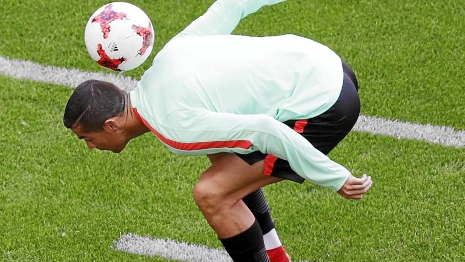 Cristiano Ronaldo hace malabarismos con el balón en el entrenamiento de ayer de Portugal