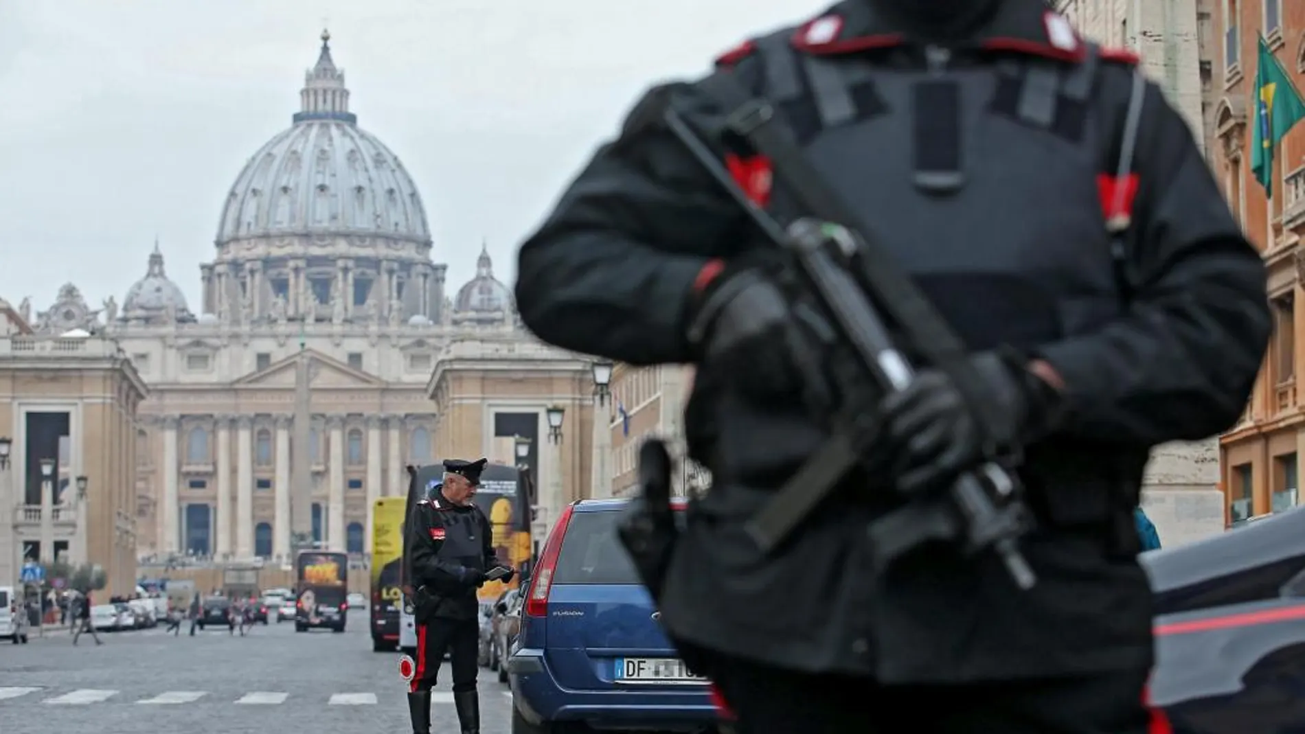 Agentes de policía italianos patrullan junto a la plaza de San Pedro en Roma
