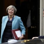 Theresa May, sale de Downing Street, hoy miércoles