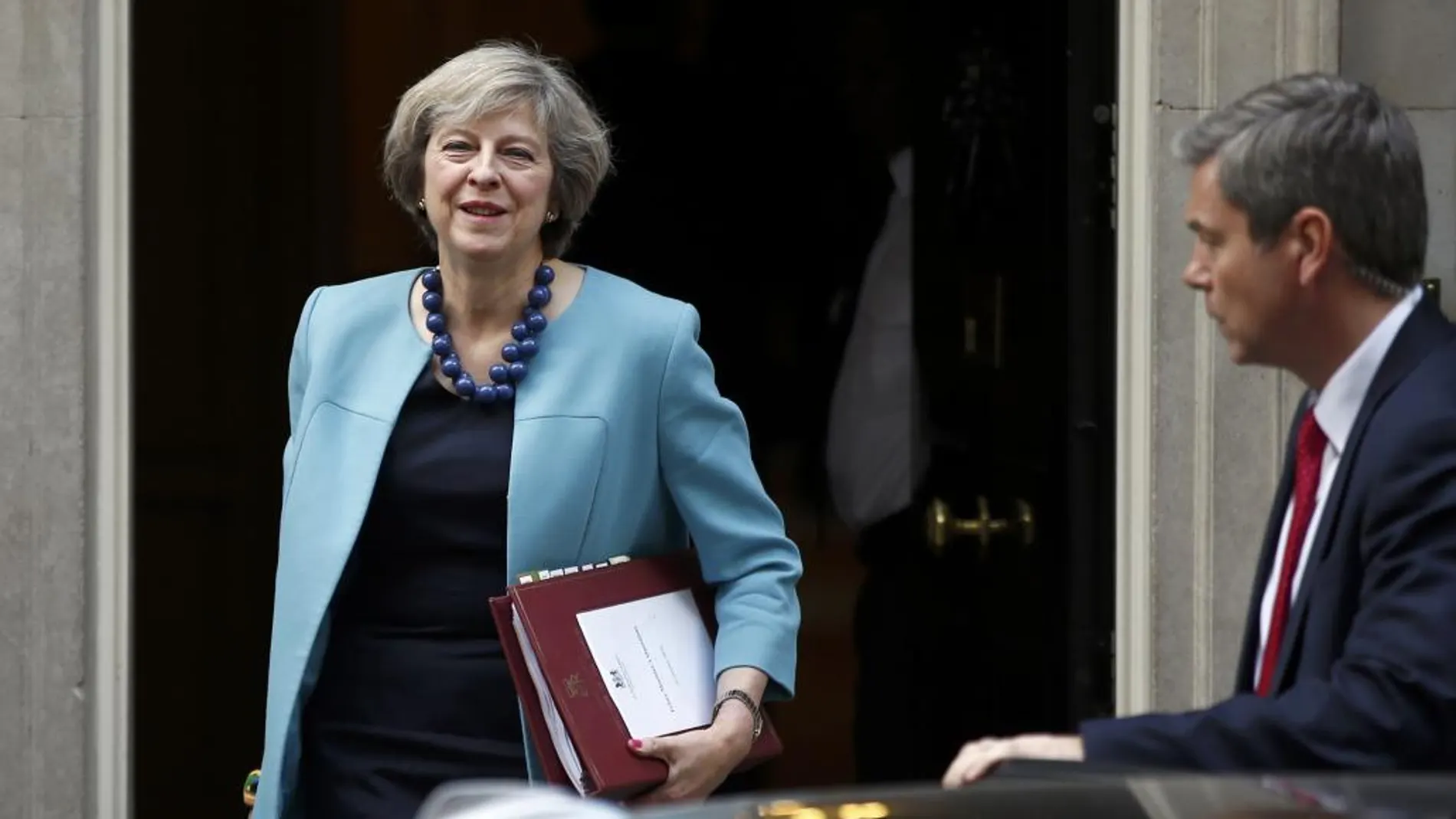 Theresa May, sale de Downing Street, hoy miércoles