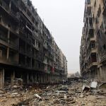Vista general de una calle destruida en la ciudad siria de Alepo