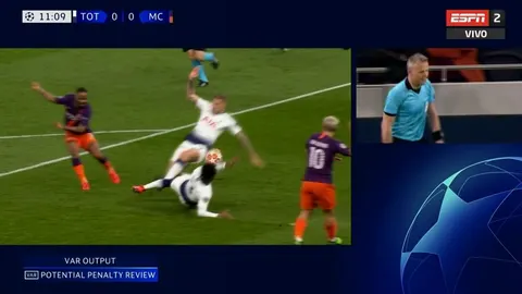Agüero desperdicia el penalti que el VAR dio al City de Guardiola
