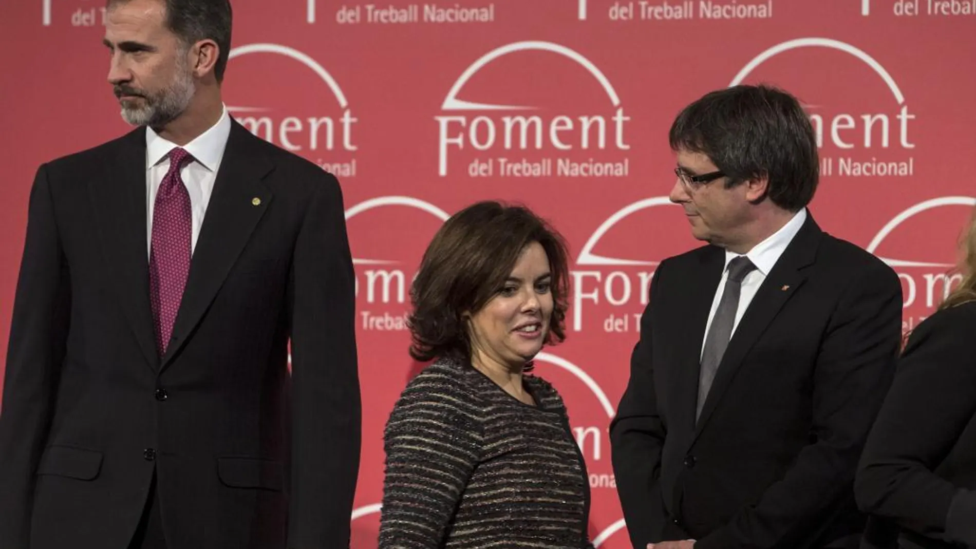 Puigdemont, junto a Sáenz de Santamaría y Felipe VI, en noviembre en unos premios en Barcelona