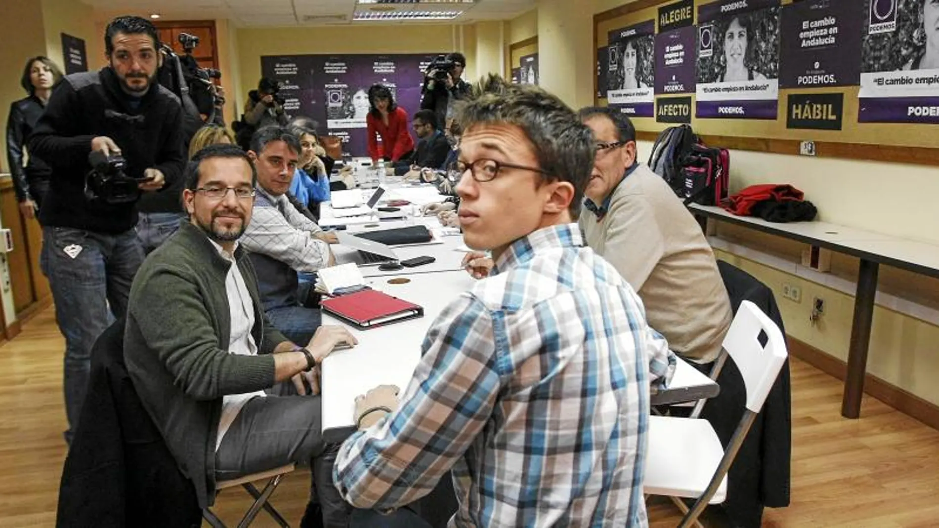 Errejón y Sergio Pascual, en una reunión en Sevilla, con Teresa Rodríguez al fondo
