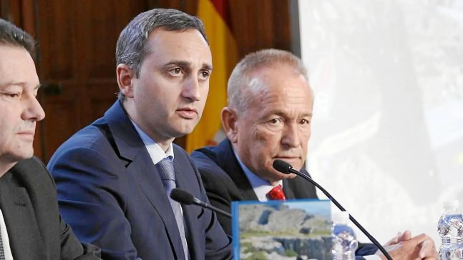 El presidente de la Diputación de Alicante, César Sánchez, durante la presentación de las Rutas Azules