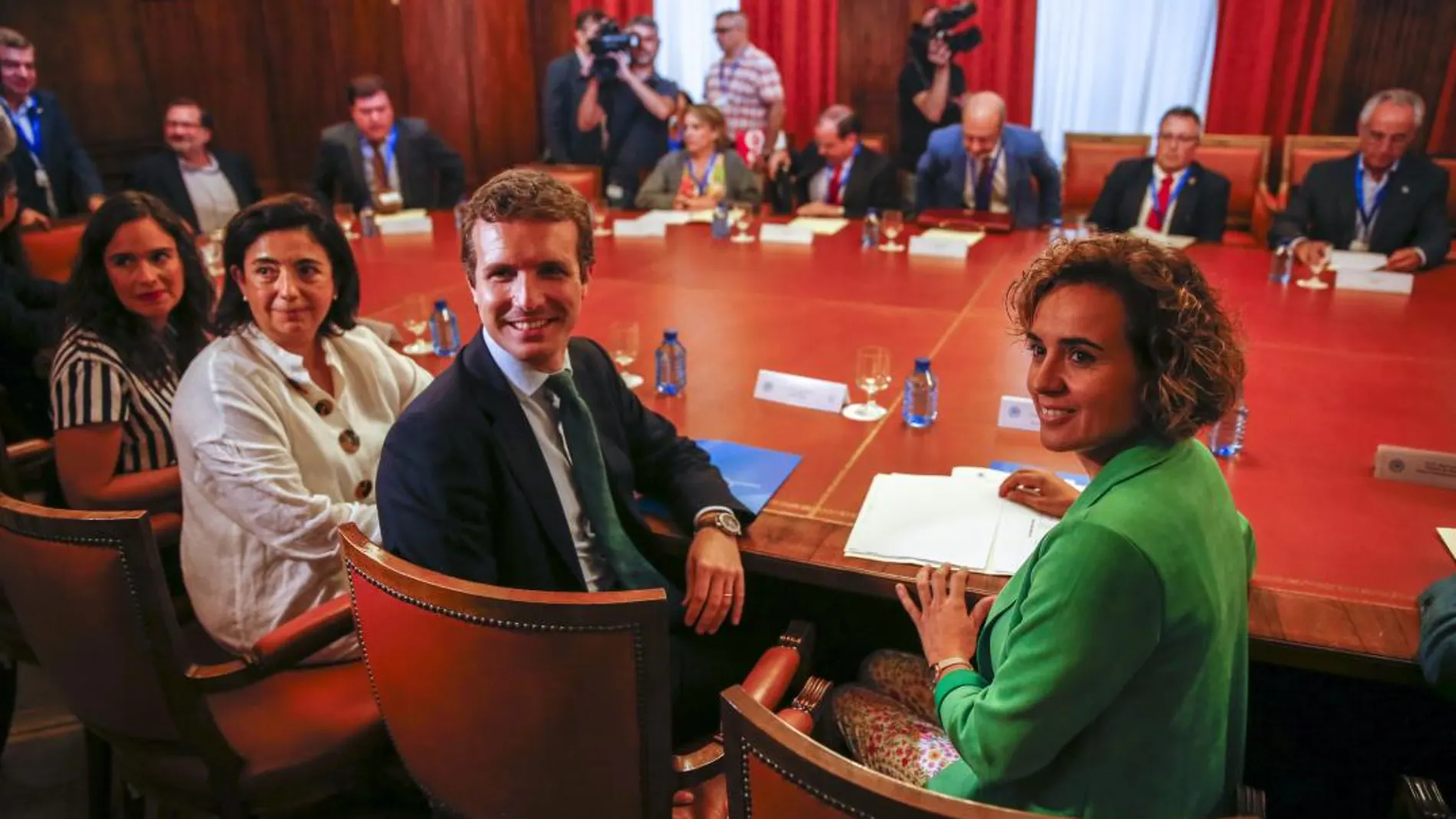 Pablo Casado durante la reunión que ha tenido hoy con asociaciones a favor de la enseñanza concertada. © J. FDEZ. - LARGO