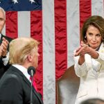 Nancy Pelosi, presidenta demócrata de la Cámara, aplaude con ironía a Trump ante Mike Pence