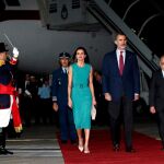 Los Reyes de España Felipe VI (c) y Letizia (c.i) caminan en medio de una guardia de honor luego de ser recibidos por el ministro de Relaciones Exteriores de Argentina, Jorge Faurie
