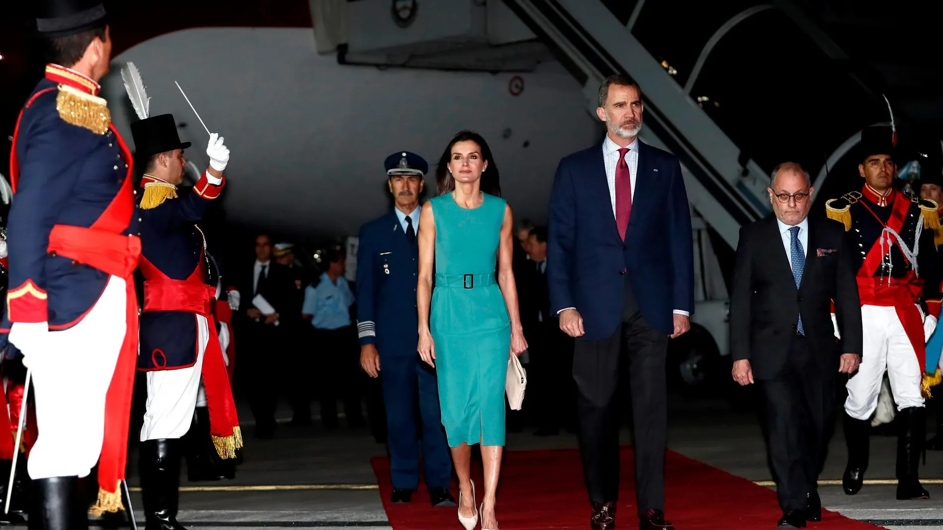 Los Reyes de España Felipe VI (c) y Letizia (c.i) caminan en medio de una guardia de honor luego de ser recibidos por el ministro de Relaciones Exteriores de Argentina, Jorge Faurie