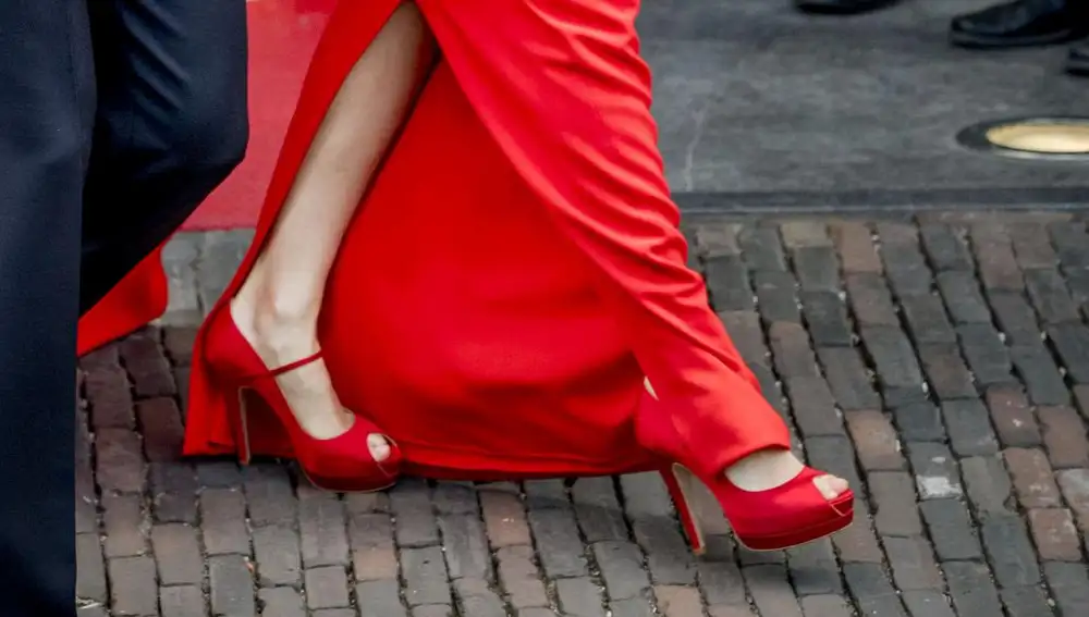 Zapatos rojos &quot;peep toes&quot;, a juego con el vestido, que lució Doña Letizia