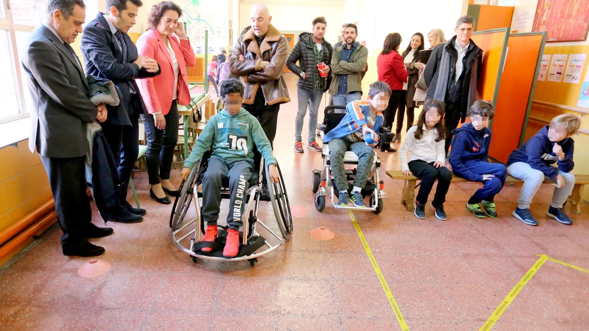 La consejera María Josefa García Cirac, Alfonso Lahuerta y Pablo Trillo con varios alumnos del colegio García Quintana de Valladolid, donde se ha presentado una nueva edición del proyecto «Tiempos paralímpicos»