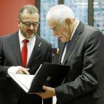El consejero saliente, Ernest Maragall, con su sucesor, Alfred Bosch, ayer en el Palau de la Generalitat