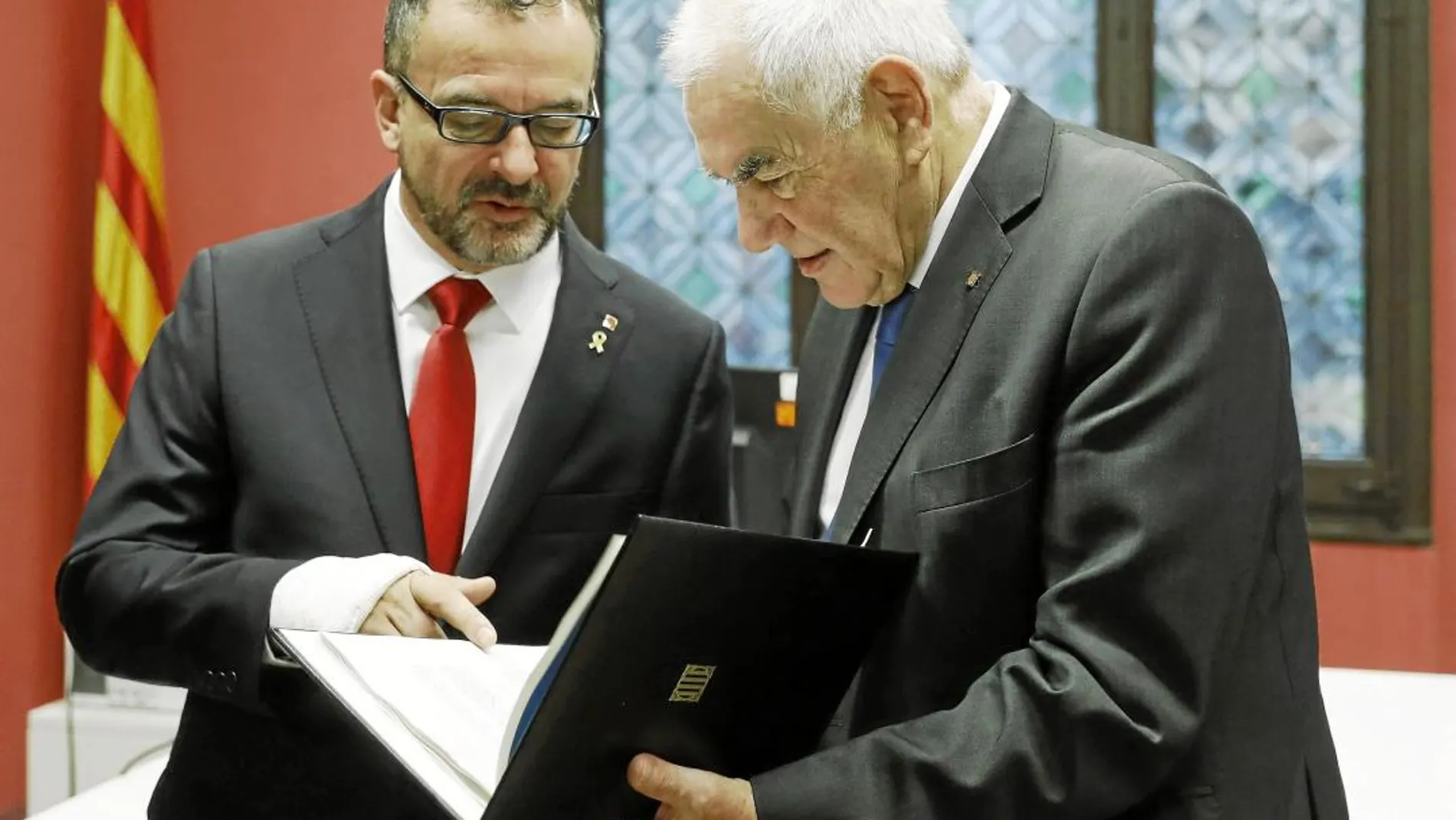 El consejero saliente, Ernest Maragall, con su sucesor, Alfred Bosch, ayer en el Palau de la Generalitat