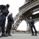 Soldados franceses sustituyeron ayer a los turistas en los alrededores de la Torre Eiffel