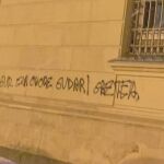 Pintada en la fachada del Memorial de Víctimas@PPalaveses