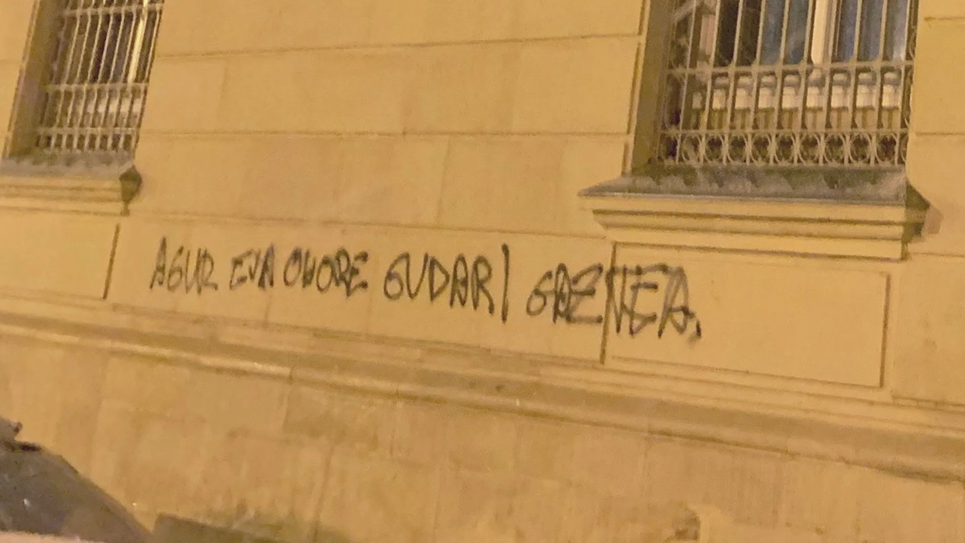 Pintada en la fachada del Memorial de Víctimas@PPalaveses