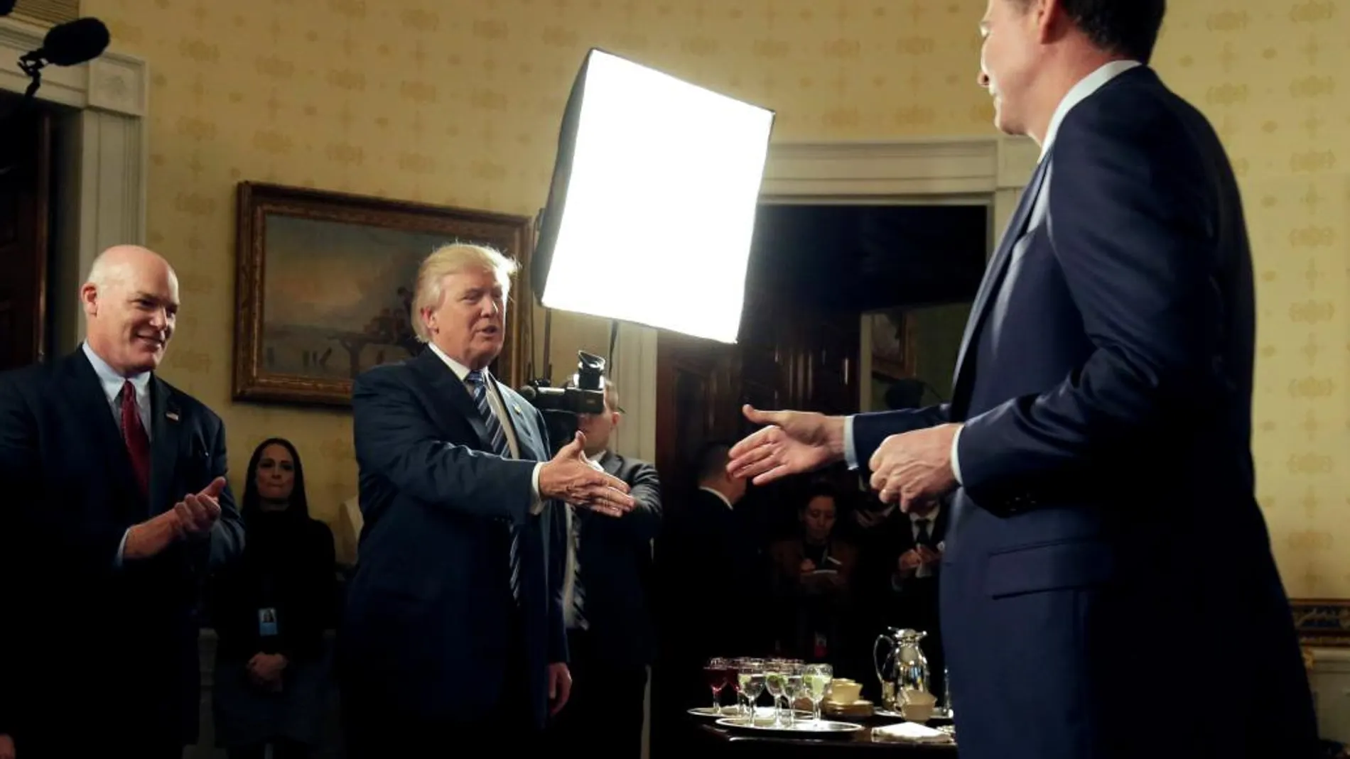 Donald Trump saluda a James Comey el pasado 22 de enero