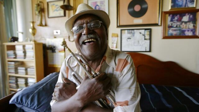 Imagen de archivo del 17 de julio de 2013, del trompetista Alfredo "Chocolate"Armenteros, en su apartamento de Nueva York