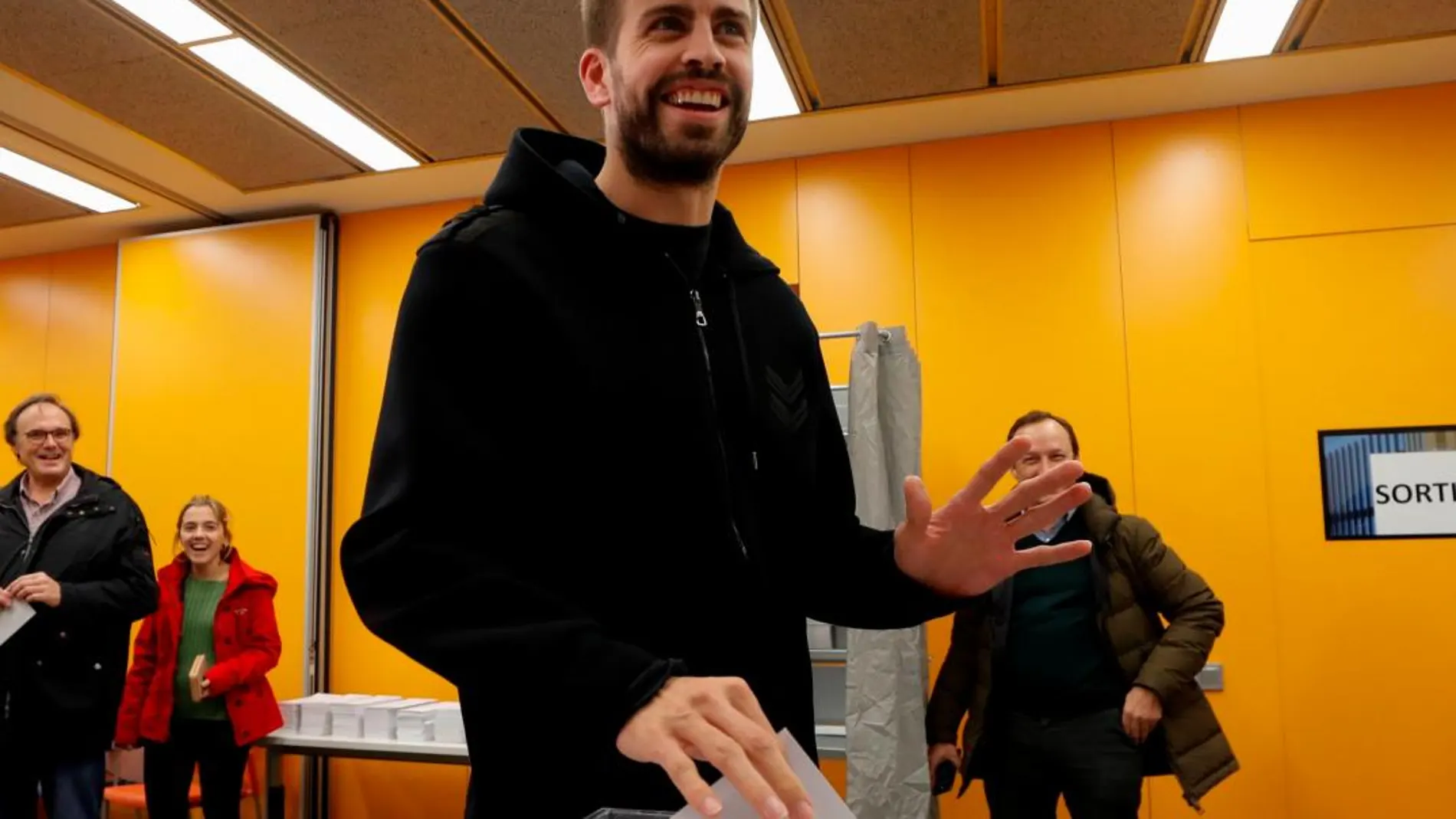 Gerard Pique vota en el referéndum ilegal del pasado 1-O en Barcelona. REUTERS/Eric Gaillard