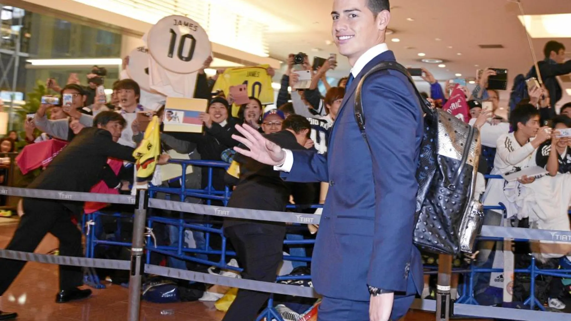 James, en el aeropuerto de Tokio lleno de japoneses animando al Madrid