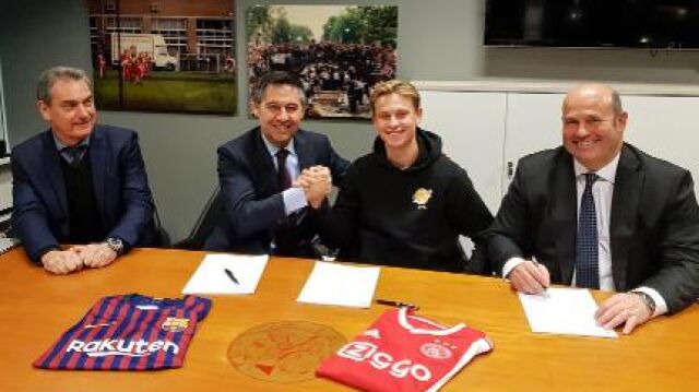 Frenkie de Jong durante la firma del contrato/Foto: F.C. Barcelona