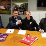 Frenkie de Jong durante la firma del contrato/Foto: F.C. Barcelona