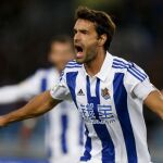 El delantero de la Real Sociedad, Imanol Agirretxe, muestra su alegría tras marcar el primer gol de su equipo ante el Sevilla F.C