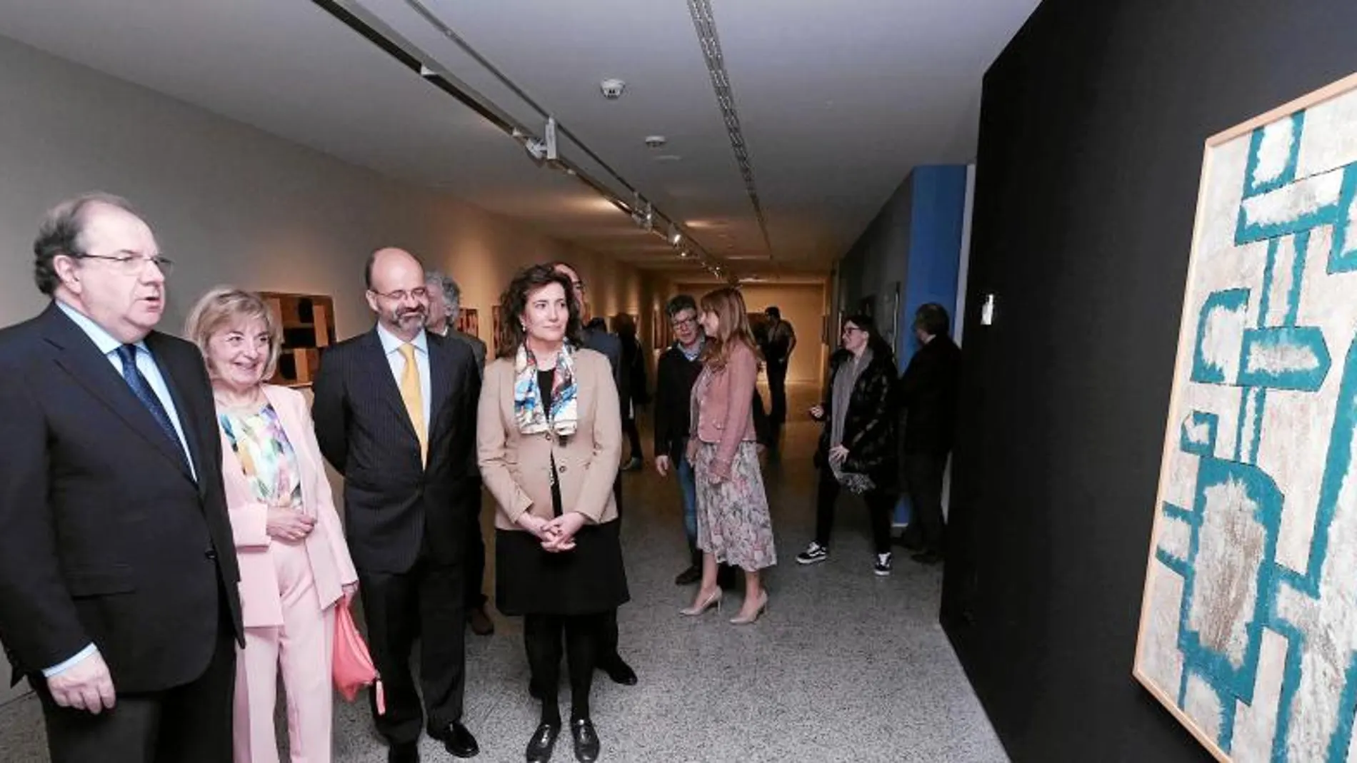 Juan Vicente Herrera visita la muestra en el MEH dedicada a Modesto Ciruelos, acompañado, entre otros por María Josefa García Cirac