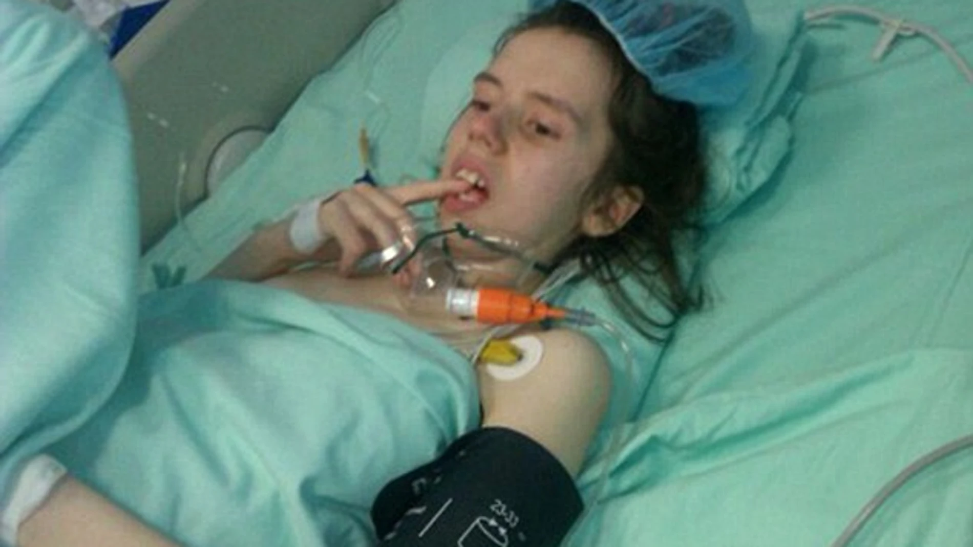 Danijela Kovacevic en la cama del hospital tras haber logrado salir del estado vegetativo