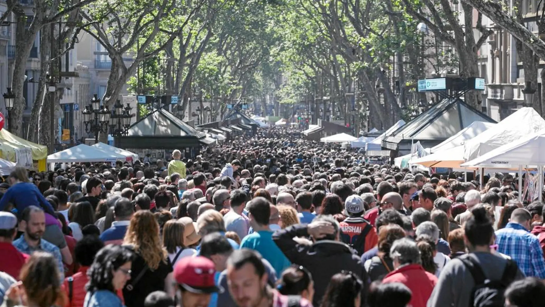 La tradicional estampa de paseantes en busca de libro y rosa se verá alterada por la campaña del referéndum