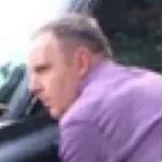 Imagen del hombre que se está buscando tomada en el momento de la «ofensa»