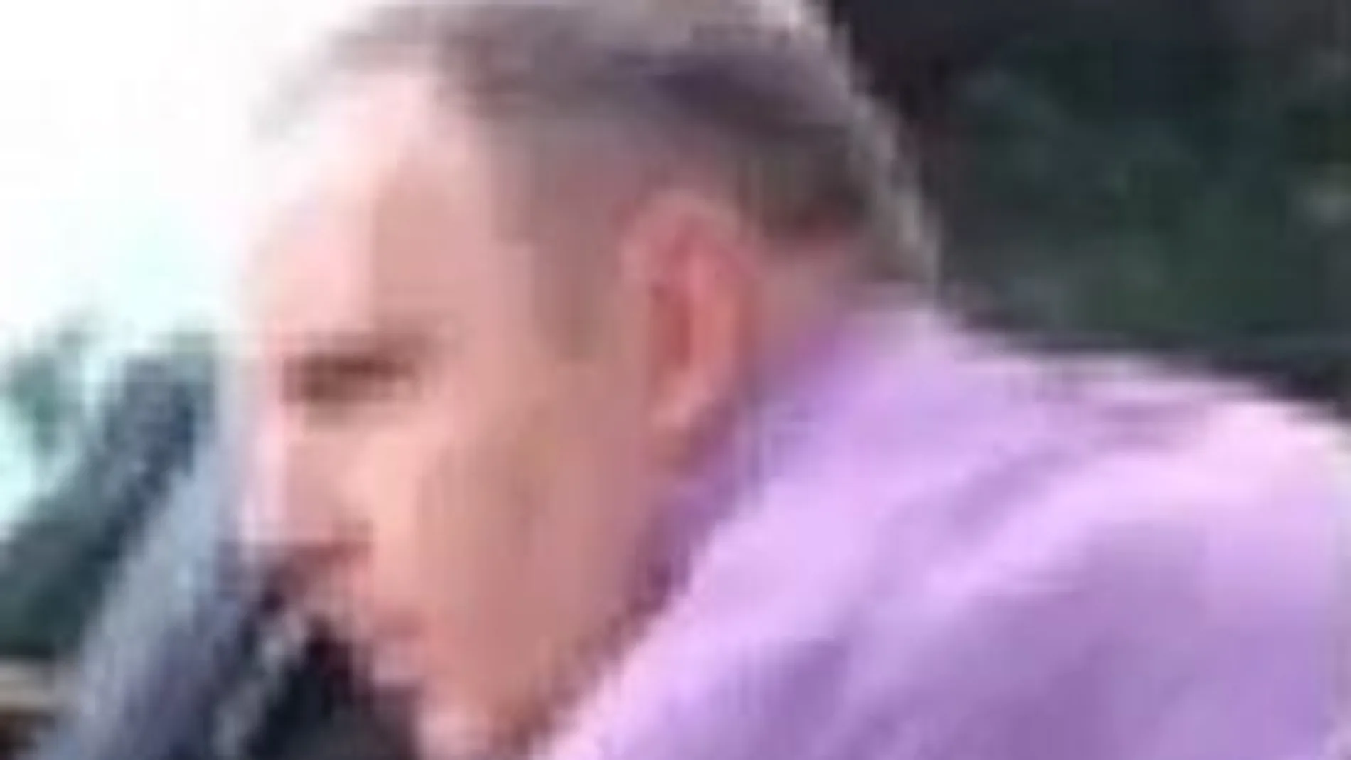 Imagen del hombre que se está buscando tomada en el momento de la «ofensa»