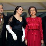 La Reina Sofía (2d) junto al tenor Plácido Domingo (i), la soprano letona Marina Rebeka (2i), y el director artístico del Palau David Livermore (d), durante el descanso