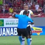 Momento en el que el árbitro se comienza a tambalear y el jugador le mira atónito