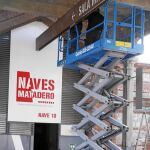 Operarios municipales retiraban ayer el nombre de Max Aub de una de las Naves