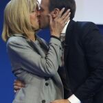 Emmanuel Macron besa a su mujer, Brigitte, tras conocer el resultado de las elecciones