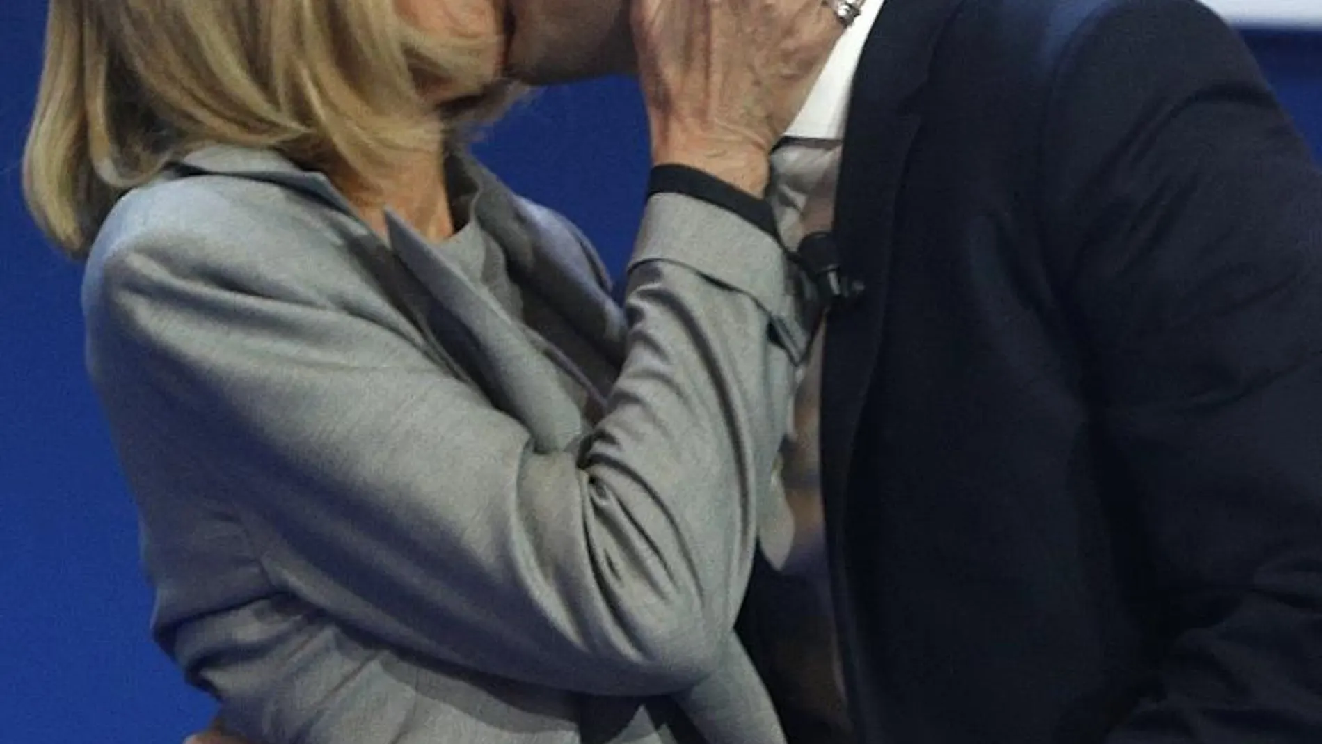 Emmanuel Macron besa a su mujer, Brigitte, tras conocer el resultado de las elecciones
