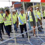 El ministro de Fomento, Iñigo de la Serna, junto a la teniente de alcalde de Urbanismo, Janet Sanz, ayer, en el recinto de las obras de la estación de la Sagrera