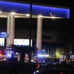 Oficiales de Policía investigan en la escena del crimen.