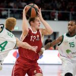Janis Strelnieks, del Brose (c) ante Alberto Diaz (i) y Jamar Smith del Unicaja Malaga