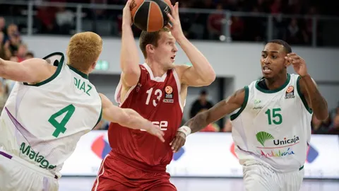 Janis Strelnieks, del Brose (c) ante Alberto Diaz (i) y Jamar Smith del Unicaja Malaga