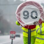 Operarios colocando las nuevas señales de velocidad