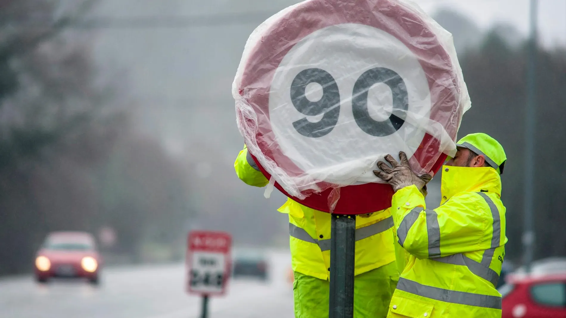 Operarios colocando las nuevas señales de velocidad