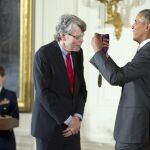 El presidente de Estados Unidos Barack Obama (d) entrega, la Medalla Nacional de Artes a Stephen King (i)
