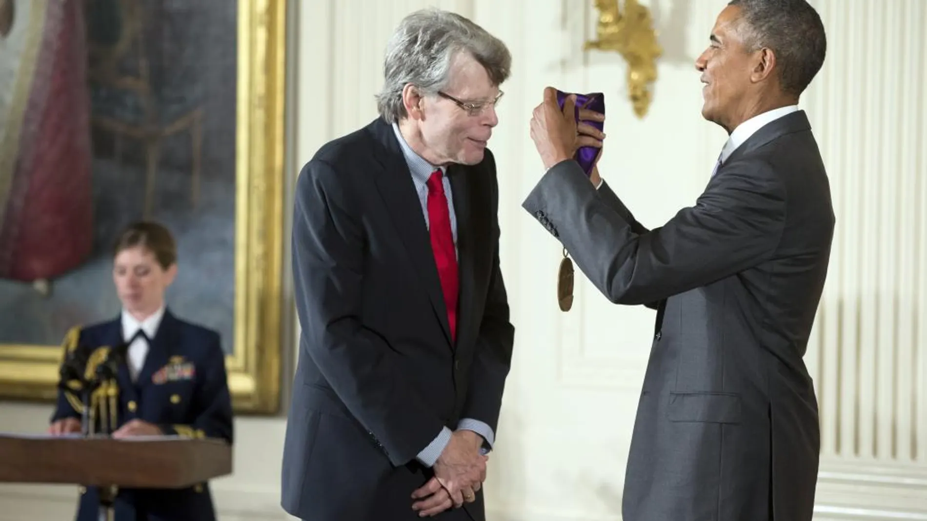 El presidente de Estados Unidos Barack Obama (d) entrega, la Medalla Nacional de Artes a Stephen King (i)