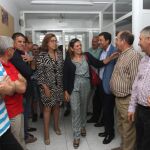 La consejera de Agricultura y Ganadería, Milagros Marcos, acompañada de Ángeles Armisén, explica a los ganaderos las ayudas por la sequía
