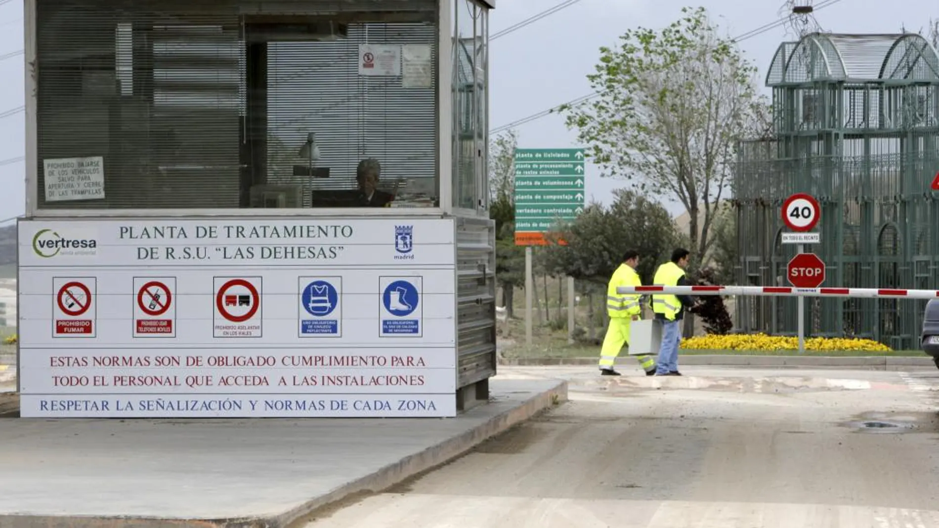 Entrada de la incineradora de Valdemingómez (Madrid) donde unos empleados han hallado el cadáver de un bebé