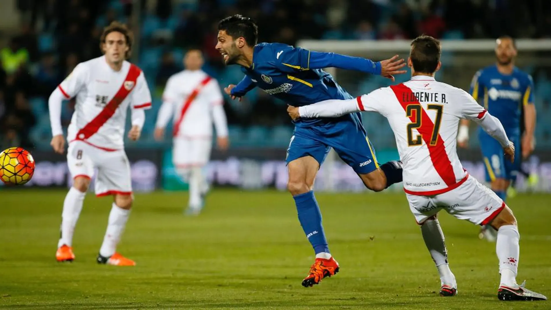 El defensa del Rayo Vallecano Diego Llorente (d) intenta evitar el avance de Ángel Lafita, centrocampista del Getafe, durante el partido de la jornada